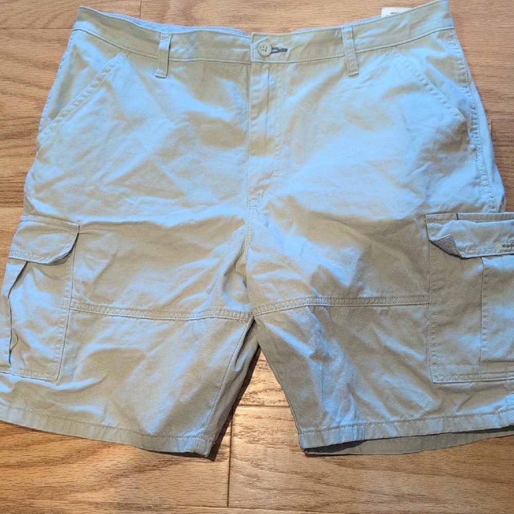 Wrangler Men's Cargo Shorts in Light Khaki